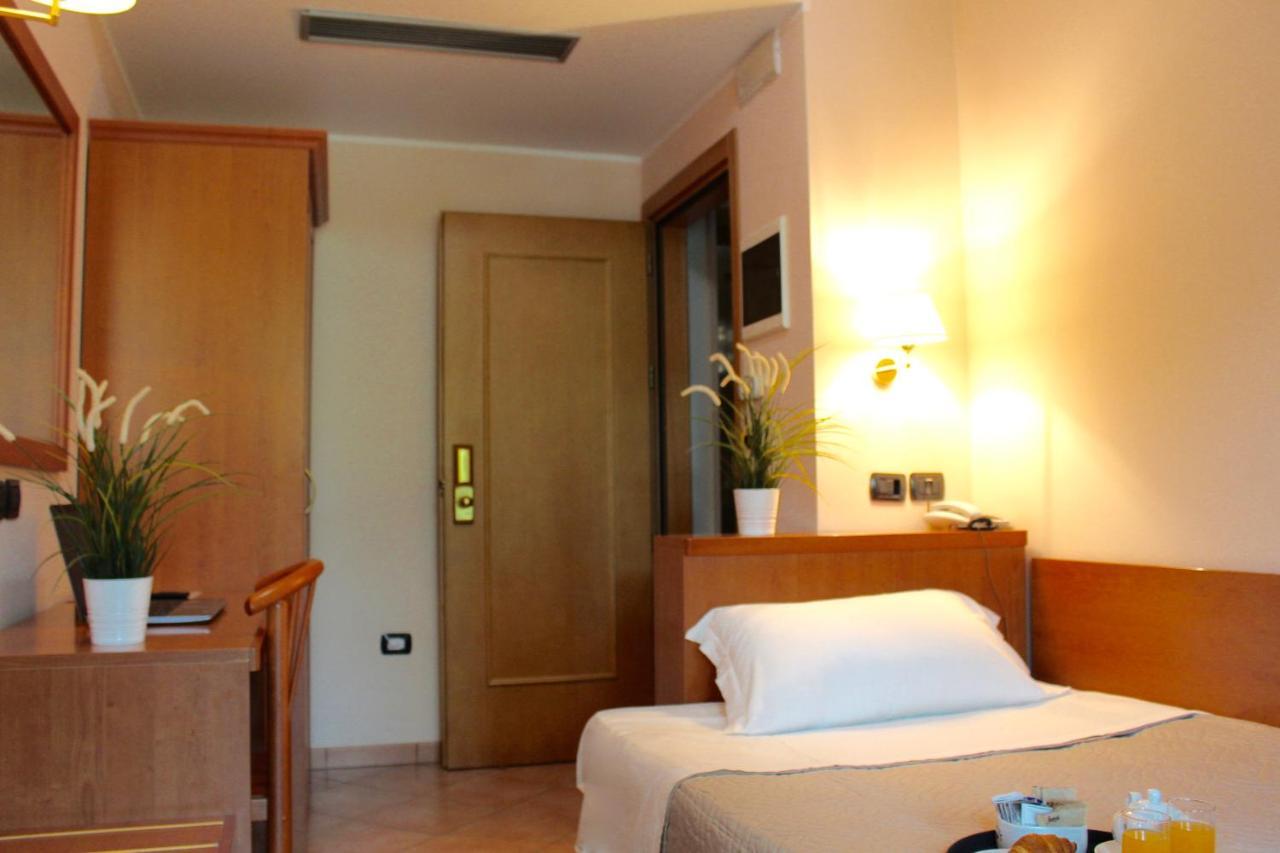 Hotel Jole Чезенатико Экстерьер фото