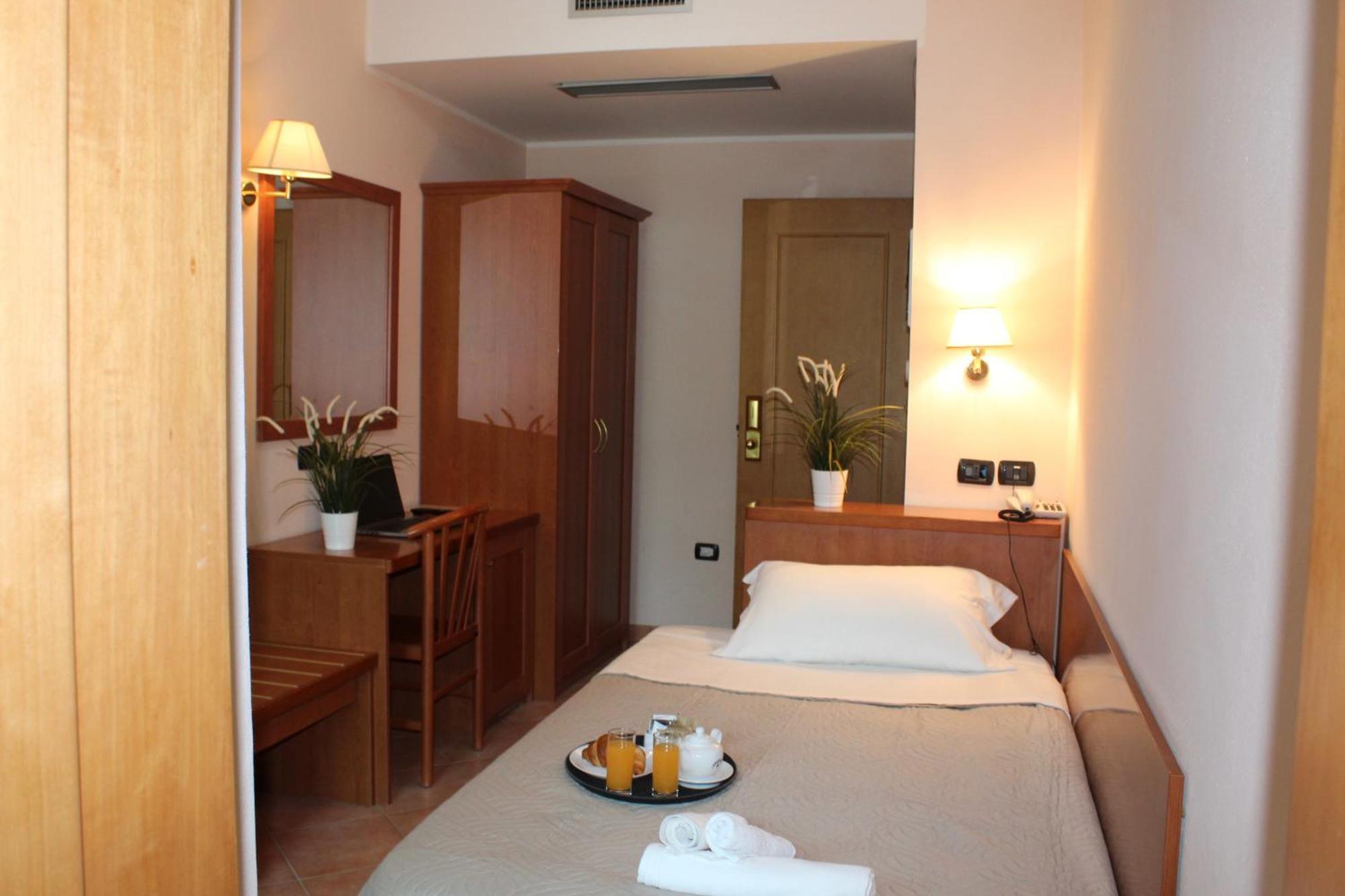 Hotel Jole Чезенатико Экстерьер фото