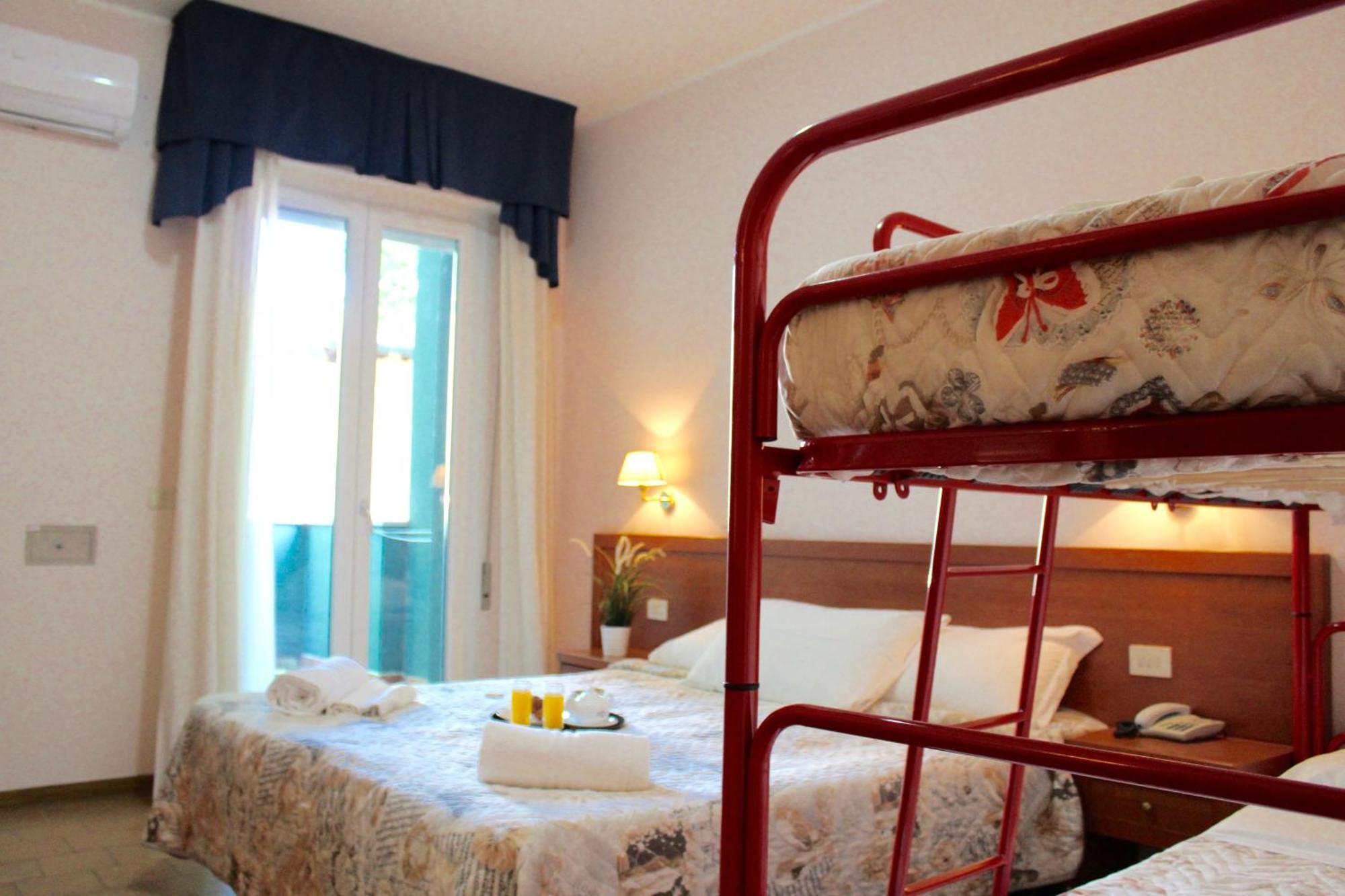 Hotel Jole Чезенатико Экстерьер фото