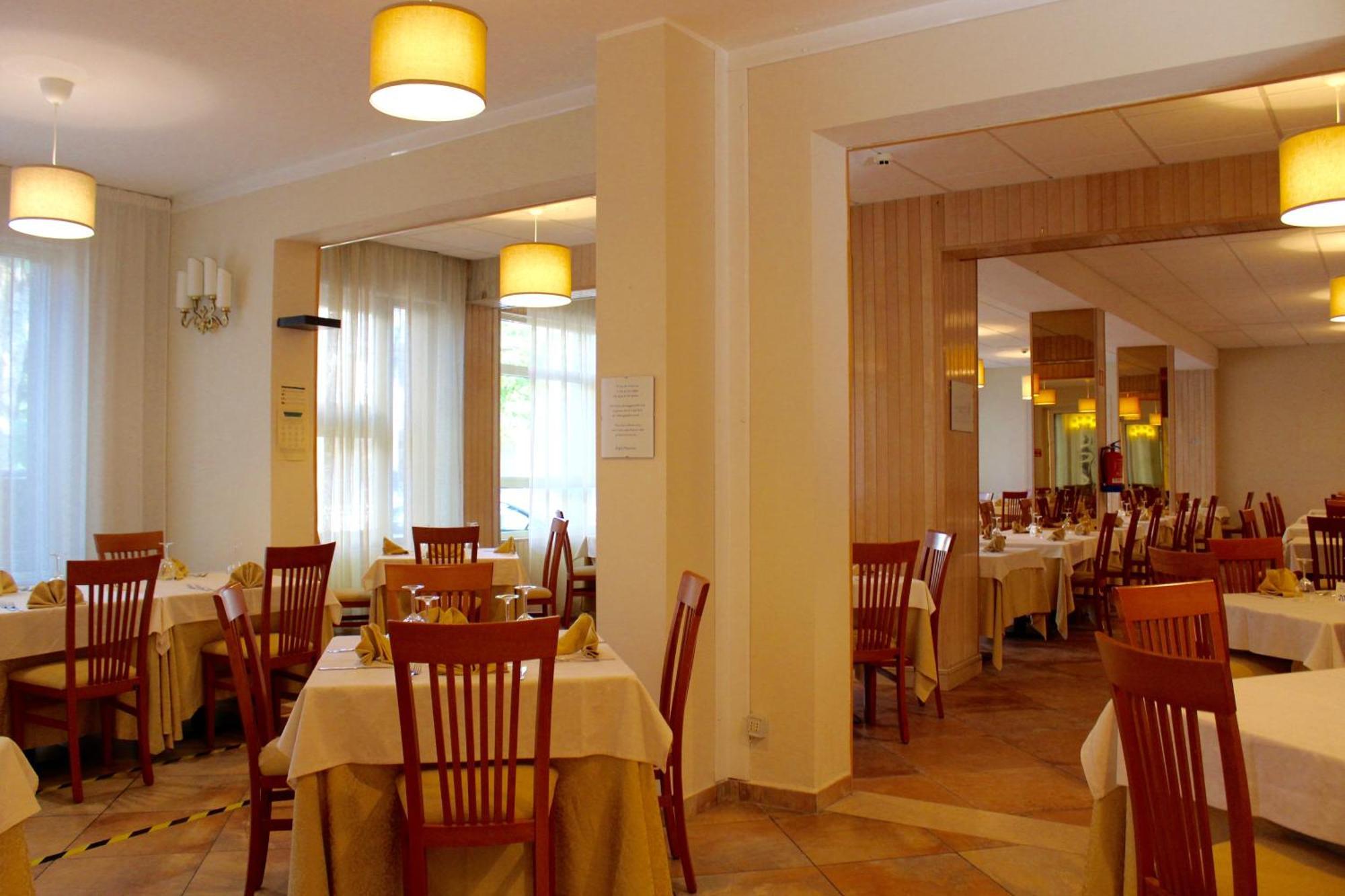 Hotel Jole Чезенатико Экстерьер фото